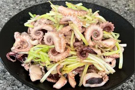 韭黄炒八爪鱼确实好吃，鲜香脆嫩，做法简单，配上大米饭真香