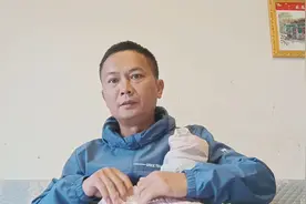 天气冷了，孩子去上学衣服都没有，旧的都破了穿不了！太难了视频封面