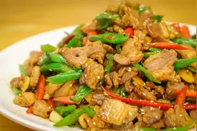 正宗的湖南小炒肉，是先炒辣椒还是先炒肉？厨师长分享技巧