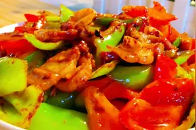 炒肥肉加上这一步，肉片滑嫩还不油腻，教你用猪肥肉炒辣椒，真香