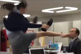 小时候不听话，就是这样被父母“混合双打”的！视频封面
