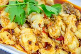 鲈鱼清蒸味太淡？厨师长教你新吃法，鱼肉滑嫩不破碎，香辣入味