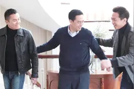 他原来是张嘉译的亲表弟，难怪张嘉译每次拍戏都带他，尽心尽力！