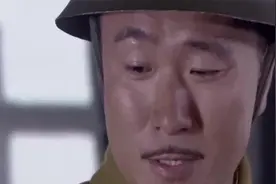 帅哥以为美女看上自己了，就去抚摸美女的头发，导致美女发怒了视频封面