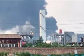 现场！河南焦作一工厂铁水外溢，现场火势猛烈黑烟遮天视频封面
