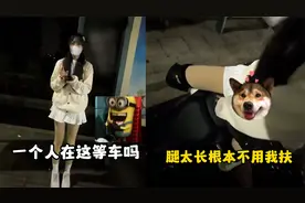 小哥骑车搭讪美女送她回家，调侃美女抱他要收费，小暧昧手段超秀视频封面