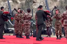 退伍兵哥哥赶赴异地悄悄探望新兵女友，女生回头那一刻太甜了！视频封面