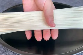 怎样煮面条好吃？鲜香汤底有绝招，简单又省事，看完视频学会了视频封面