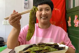 茄子，尖椒要是这样做，香辣开胃，保证能多吃好几碗大米饭视频封面