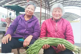 雨天赶乡村大集：洋葱8分一斤，马蜂菜7毛一斤，大龙虾6元一斤