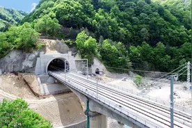 国内最难打通的隧道，2000亿价格无人敢修，开工10年仍未修好！视频封面