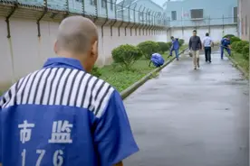 刑警队长：战友狱中被人打，刑警提着水壶找上门，这才叫兄弟视频封面