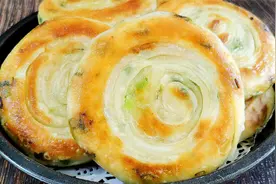 千层葱花饼，一圈圈，一层层，外酥里软，一抻一卷就做好，太香了视频封面