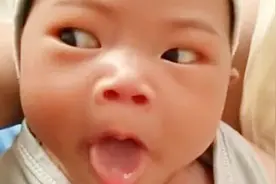 小萌宝看到爸爸抱着他，吐了个舌头鄙视地看向爸爸，这表情没谁了视频封面