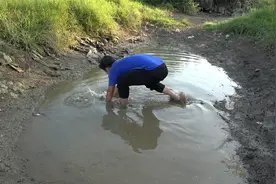 农村河沟干枯，小伙下去就徒手抓鱼，一会儿收获几斤，赚大了视频封面