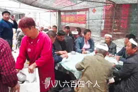 #2019三农盘点#河南农村送老人，场面很大，吃饭简单，每人一个碗视频封面