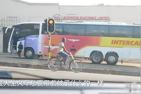 在非洲出门必带伞，不管是遮阳还是防雨，都是实用的选择！