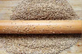 农村媳妇在家自制芝麻盐，做法简单怎么吃都好吃，放半年都不会坏