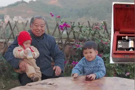 阿木爷爷给孙子做了一个木质的八音盒，好精致，最珍贵的生日礼物