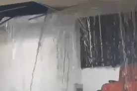 武汉一高校天花板被暴雨冲塌学生惊呼撤离，校方：正排查落实责任视频封面