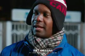 黑人小贩天桥上摆摊，听到城管来了毫不慌张，原因令人哭笑不得视频封面