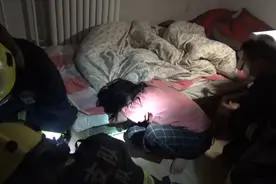 脚趾穿进铁丝，安阳一12岁女孩脚卡弹簧床，埋头哭泣惹人心疼视频封面
