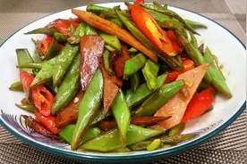 扁豆角炒火腿肠的做法，味道酸甜，老人儿童都爱吃
