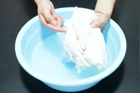 白衣服发黄很难洗，洗衣店老板教我小窍门，洗完洁净如新视频封面