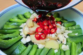 原来腌黄瓜这么简单，两个小时就能吃，酸甜爽脆，特别开胃下饭视频封面