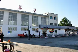 火车经过泸沽镇：成昆铁路冕宁站正改建，成昆复线预计2023年通车视频封面