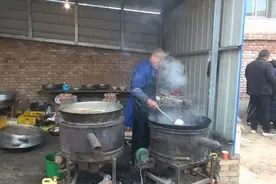 甘肃酒泉农村，一人家结婚办酒，一看这位大厨烧的菜就不错视频封面