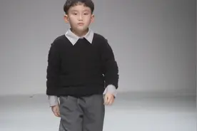 小模特年纪轻轻，穿着打扮比我还时尚，很好看