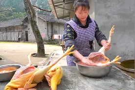 农村媳妇用3只土鸡腌咸鸡，剩下的鸡杂和泡椒一炒，美味又下饭