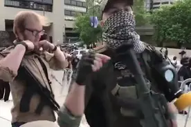 特朗普用军队镇压，武装民兵保护抗议者，“美国政府才是抢劫犯”视频封面