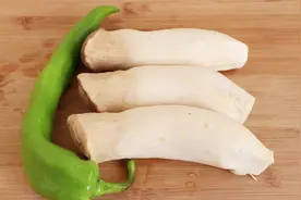 3个杏鲍菇，1个青椒，简单一做很美味，营养解馋，好吃又下饭