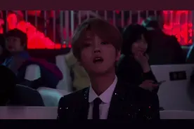 鹿晗太可爱了，一脸懵的看着台上，和许魏洲聊天，聊到笑起来视频封面