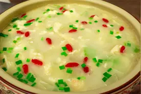 秋天要多喝冬瓜三鲜汤，试试这样搭配食材，汤汁奶白，营养更丰富