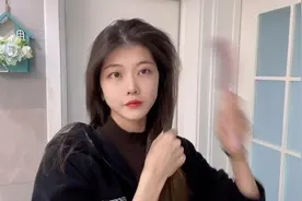 新手一定扎这高马尾发型，只需一招，显年轻还显发量多！