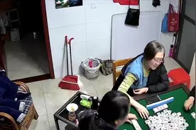 6旬大妈打麻将时遇地震 迅速丢下手中麻将转身夺门而逃视频封面