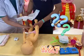 好男人：模范宝爸在线学穿尿不湿，旁边的人都羡慕不已视频封面