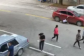 男孩拽车门误被父亲拖行，事后第一句竟是“爸爸不要怪我”视频封面