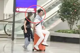 赌王千金何超莲牵手男友现身，182cm窦骁坐行李箱上，被宠成男孩视频封面