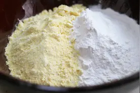 面粉中掺入玉米粉，和成面团做成这主食，松软香甜比蛋糕还好吃