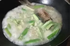 煮鲫鱼汤没有那么多的花招，你了解汤为什么会白，奶白色你也可以视频封面