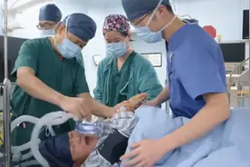 骨癌男孩手术实录！切开大腿拿出腿骨，切掉肿瘤再把腿骨复位！
