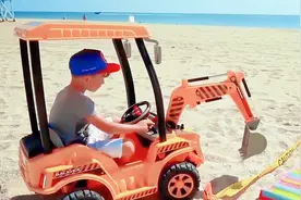 爸爸今天陪我去沙滩，小男孩开玩具挖掘机挖宝，真的是太开心了视频封面