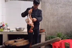 九九买只大肥鸡做风吹鸡，这做法也是绝了，鸡屁股都被老九打肿了视频封面