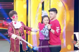 魔幻泡泡大师表演泡泡隧道，大泡泡直接把人给包住，真好玩