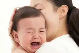 为什么宝宝喜欢被抱着走动？坐下就闹，放下就哭，别再错怪宝宝了视频封面
