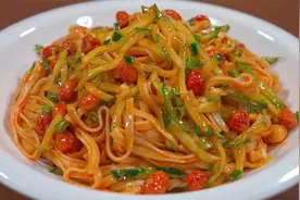 天气热没胃口的时候，一定要试试这个酸辣拌面，酸爽开胃太香了